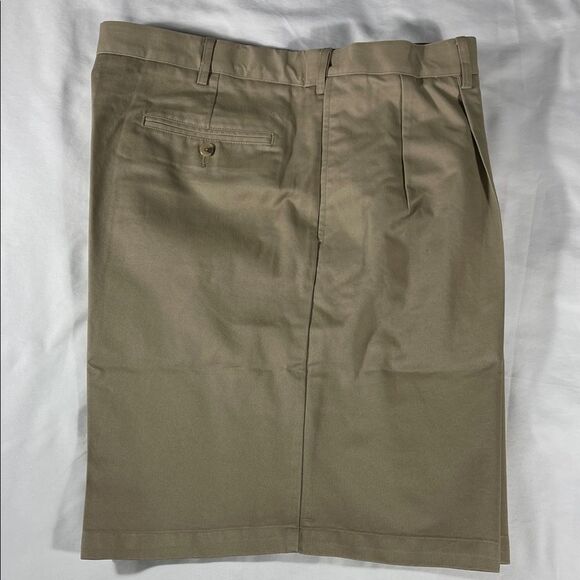 Lands' End mens khaki rugged double pleated expandable 9" chino shorts - size 42 - Picture 9 of 12